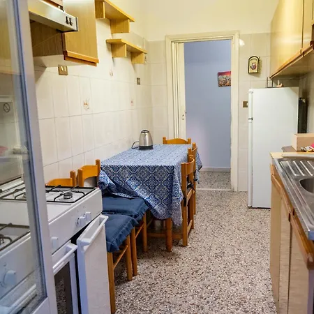 Spacious 3 Bedrooms Apartment - 2 Bathrooms - Metro C-3